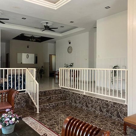 Leissa Homestay Ayer Hitam Екстериор снимка