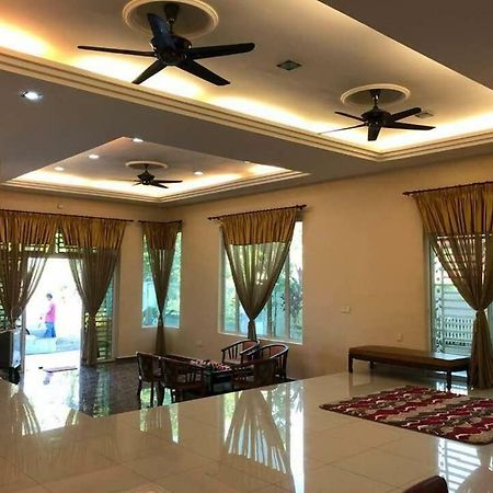Leissa Homestay Ayer Hitam Екстериор снимка