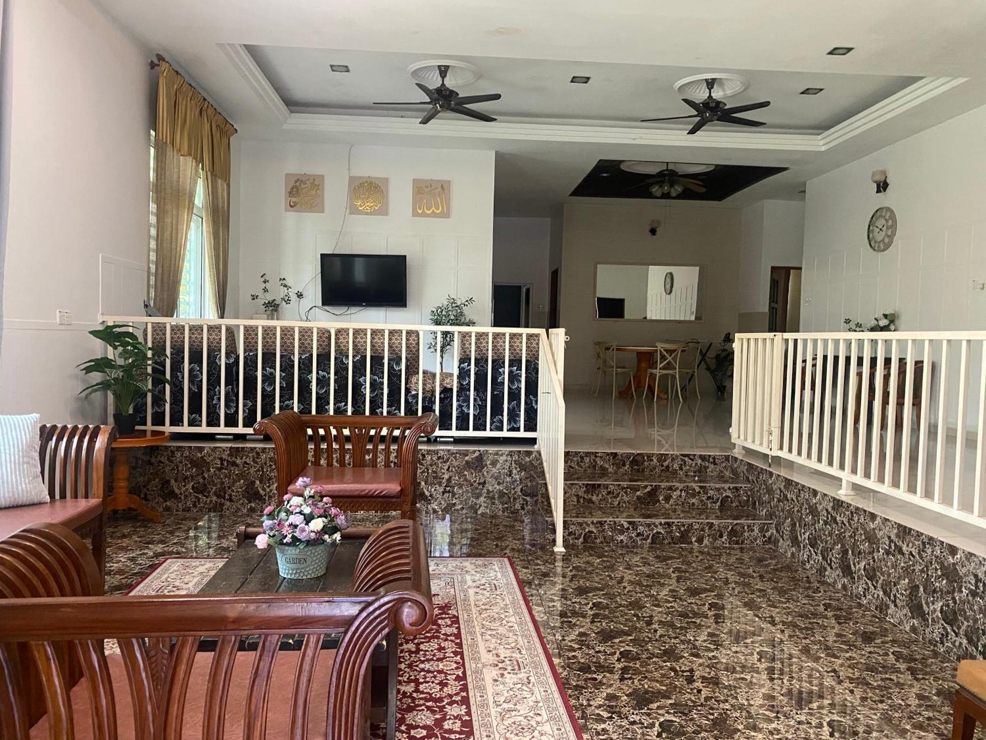 Leissa Homestay Ayer Hitam Екстериор снимка