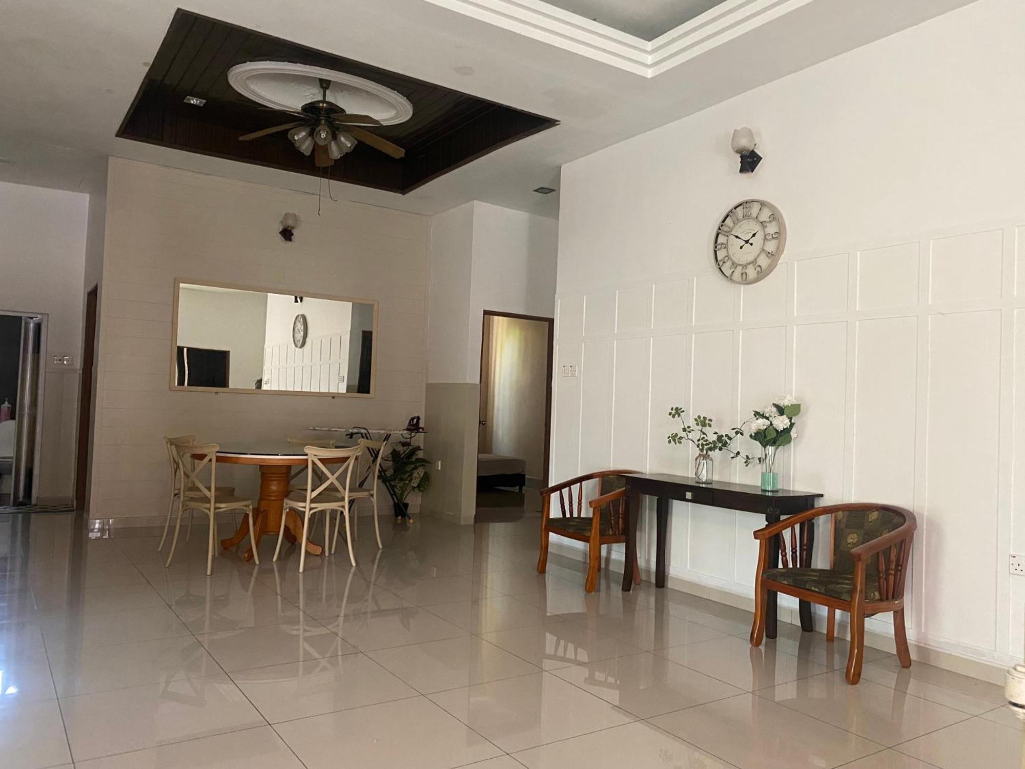 Leissa Homestay Ayer Hitam Екстериор снимка