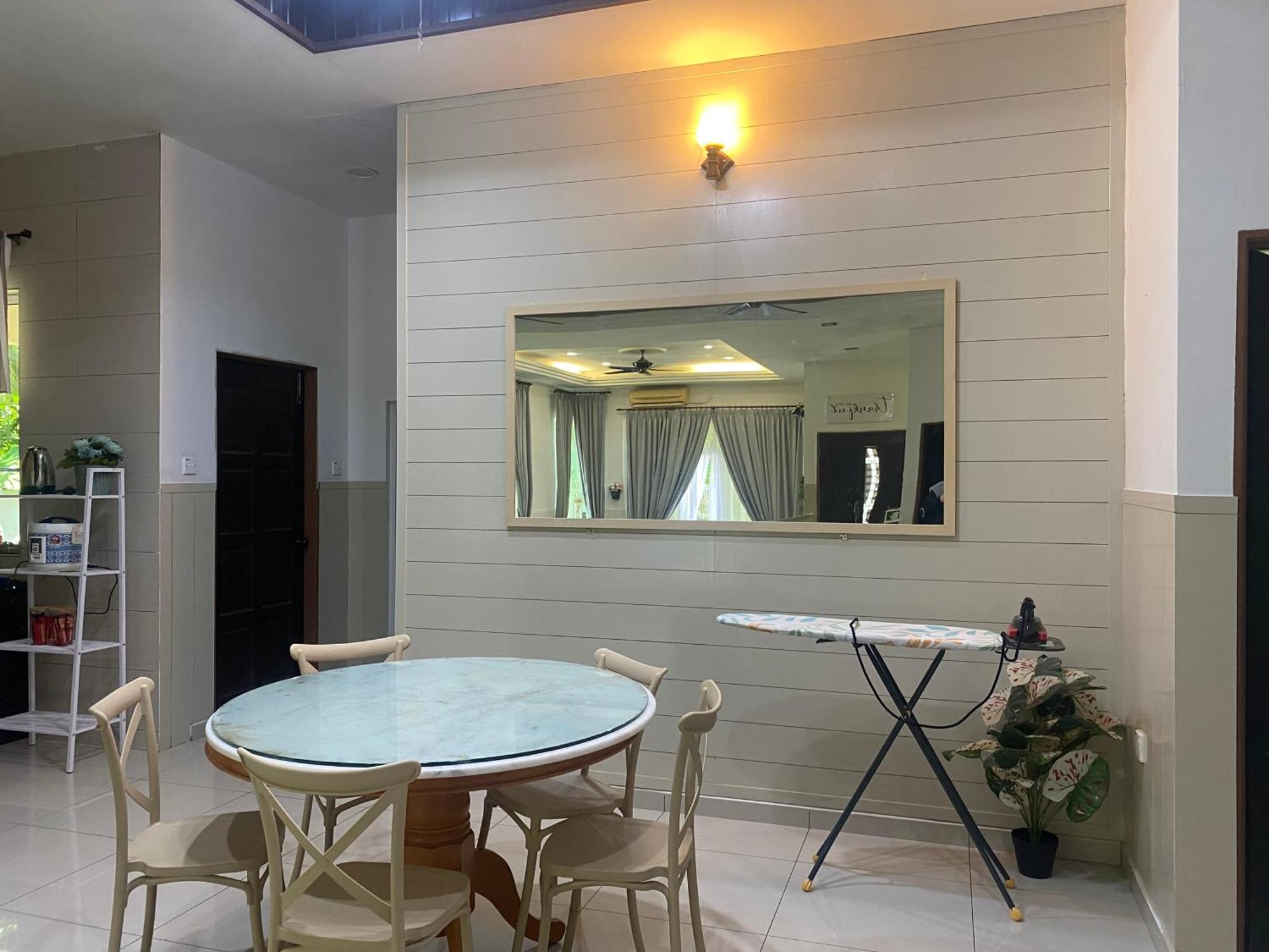 Leissa Homestay Ayer Hitam Екстериор снимка