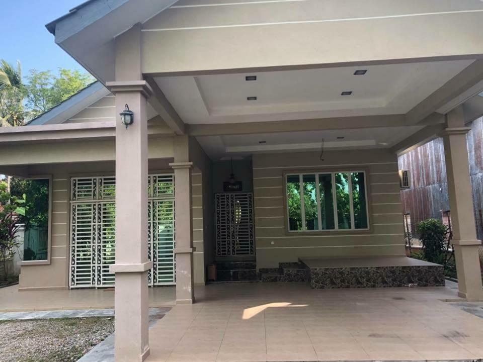 Leissa Homestay Ayer Hitam Екстериор снимка